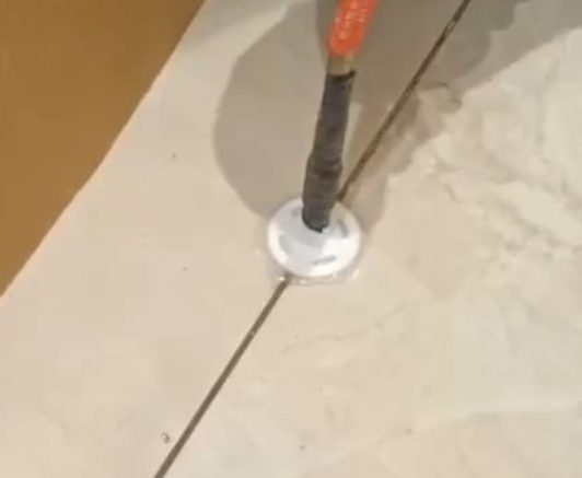 承德瓷砖空鼓维修公司专业解答瓷砖在铺贴过程中，如果没有涂抹均匀到位的粘结材料（如水泥砂浆或瓷砖胶），可能会导致以下问题